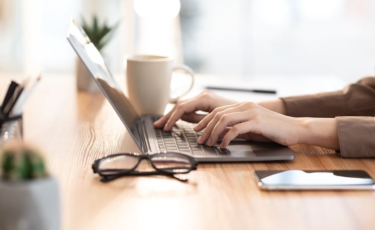 online-freelance-writer-typing on laptop, browsing information